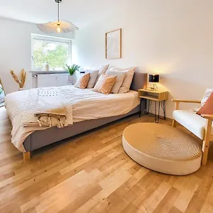  Apartment Stilvolle 3-zimmer In Mit Balkon Und Guter Autobahnanbindung